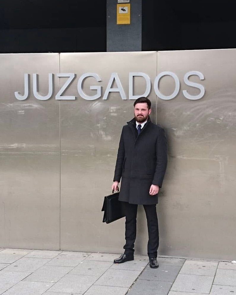 Abogado penalista preparando recursos penales ante la Audiencia Provincial